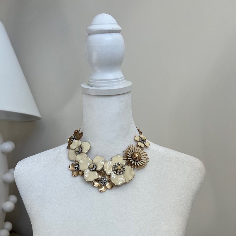 Statement necklace flowers